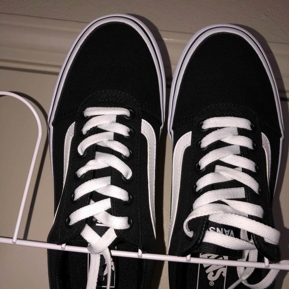 Black/white skater vans
